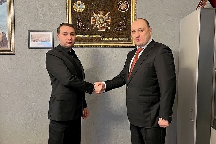 Tướng Budanov (trái) bắt tay với ông Kireev. Ảnh: Tổng cục Tình báo quốc phòng Ukraine.