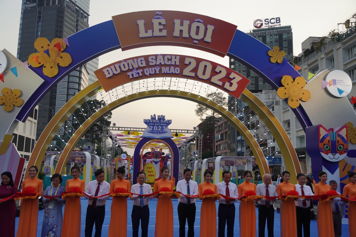 Các đại biểu cắt băng khai mạc Lễ hội Đường sách Tết Quý Mão năm 2023 tại TP.HCM