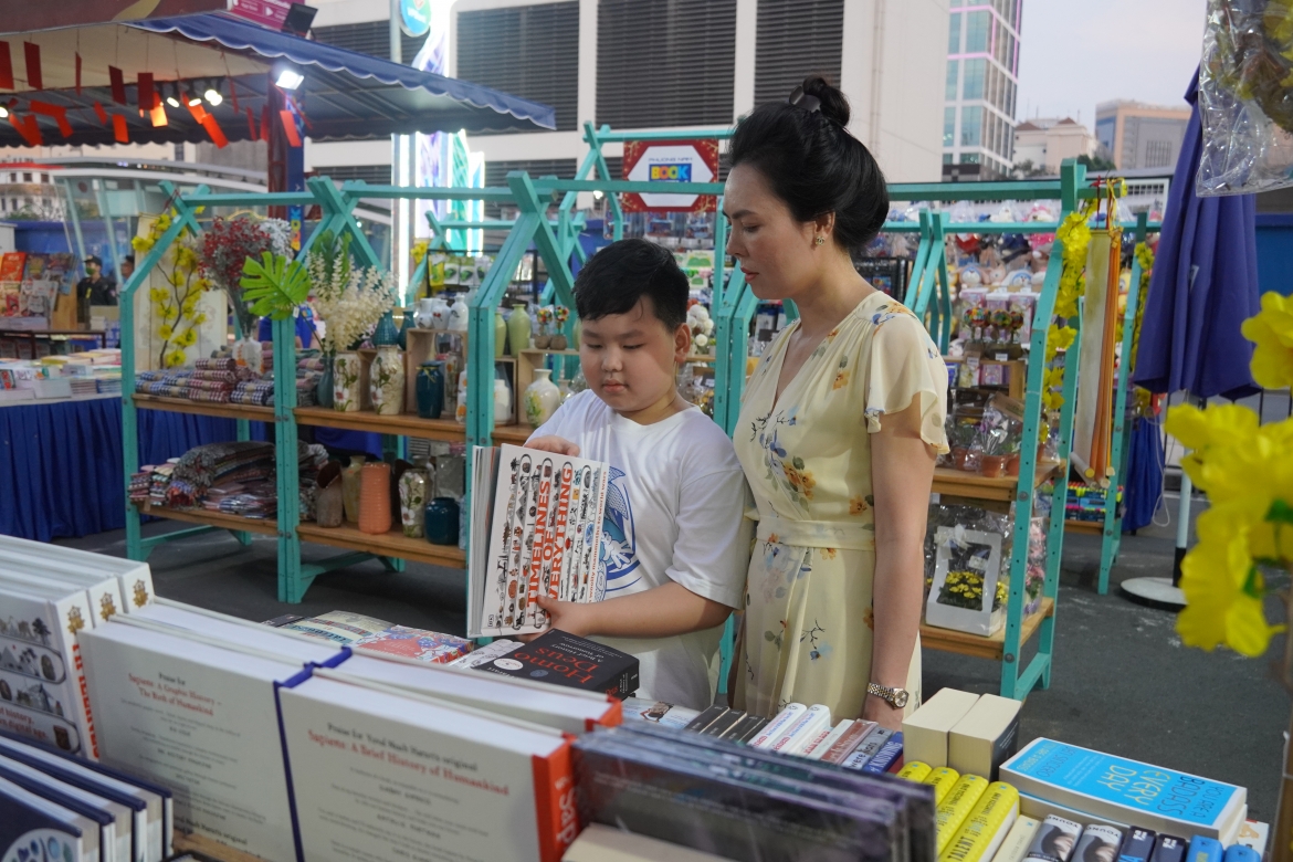Người dân đến với Lễ hội Đường sách Tết năm nay tại TP.HCM.