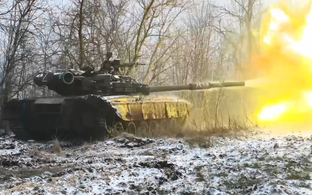 Xe tăng T-80 của Nga nã pháo vào lực lượng Ukraine. Ảnh: Military ops.