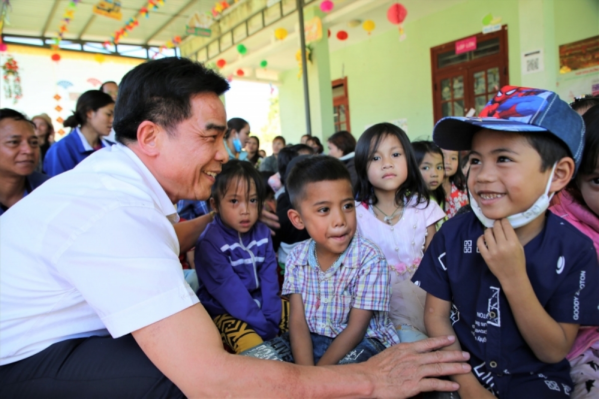 Ông Lê Văn Dũng, Phó Bí thư Thường trực Tỉnh ủy Quảng Nam tặng quà tết trẻ em miền núi