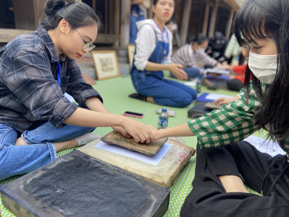 Các em nhỏ hào hứng tham gia các hoạt động, trò chơi dân gian: Kéo co, đi cà kheo, mèo đuổi chuột, nặn tò he, vẽ tranh Đông Hồ...