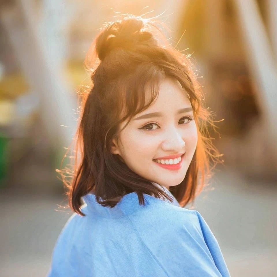 Thanh Vy thời điểm đóng MV "Em gái mưa" của ca sĩ Hương Tràm.