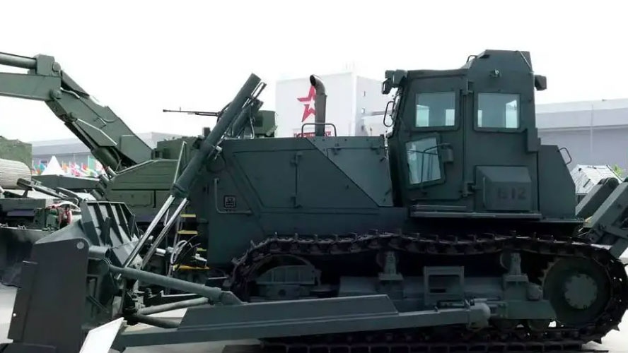 Xe ủi bọc thép bánh xích B12M2. Ảnh: Army Recognition