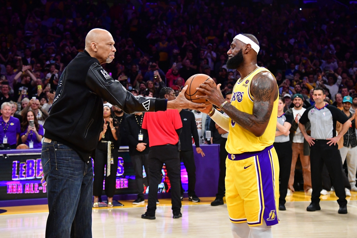 LeBron James xúc động nhận bóng từ huyền thoại Kareem Abdul-Jabbar sau khi chính thức trở thành tay ném vĩ đại nhất lịch sử NBA. (Ảnh: Reuters). 