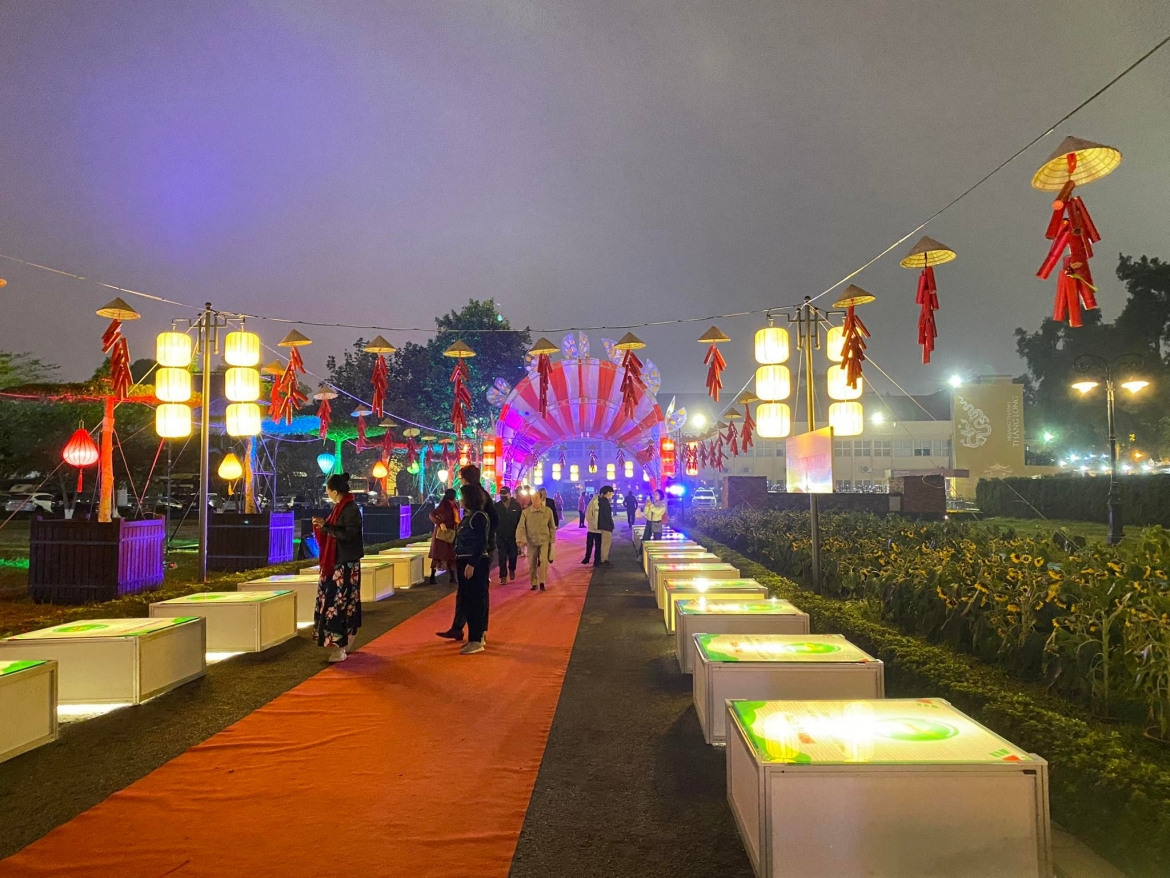 Người dân tham quan Đường Thơ