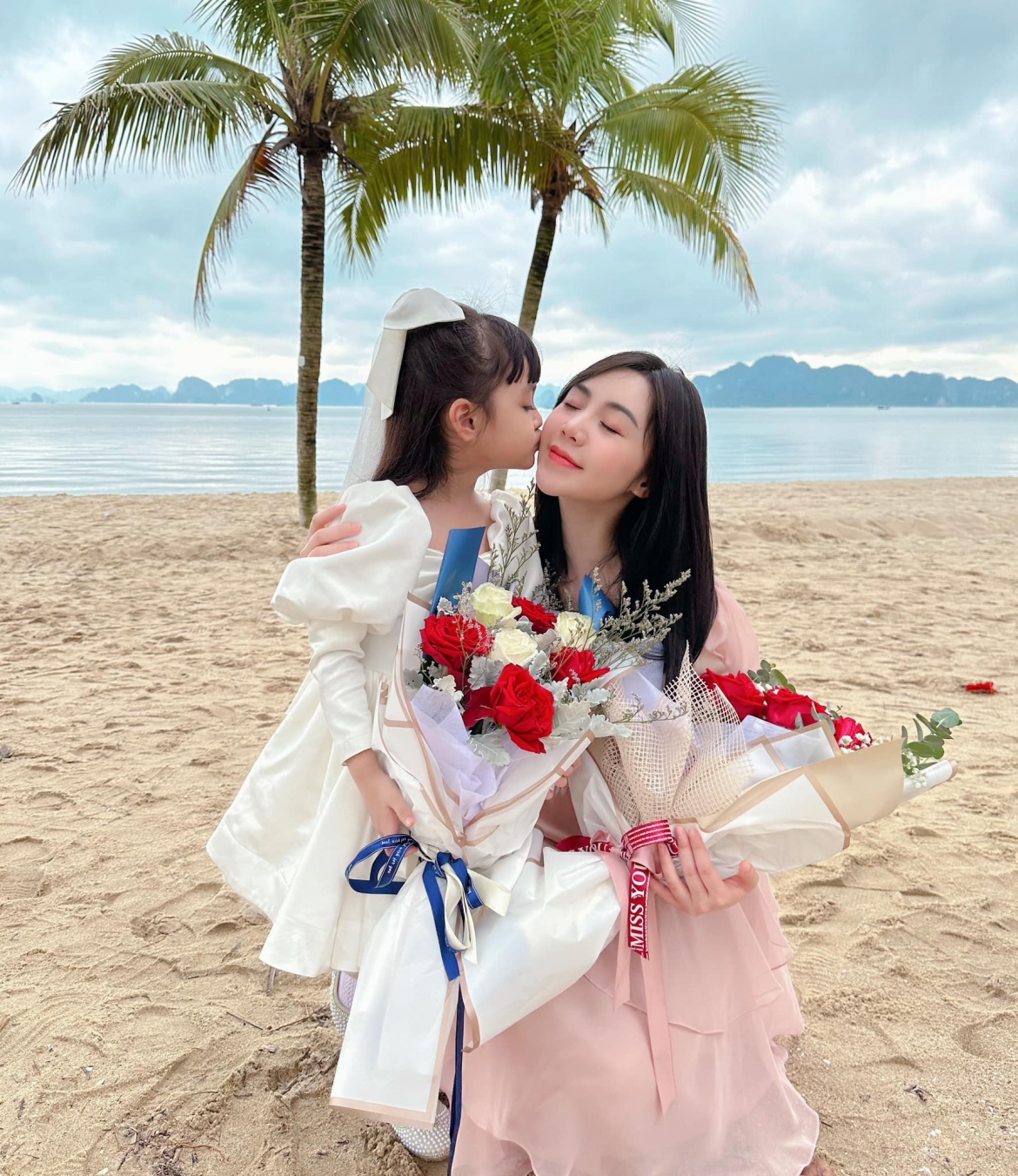 Quỳnh Kool và An Nhiên trong ngày quay cuối của phim 'Đừng làm mẹ cáu'.