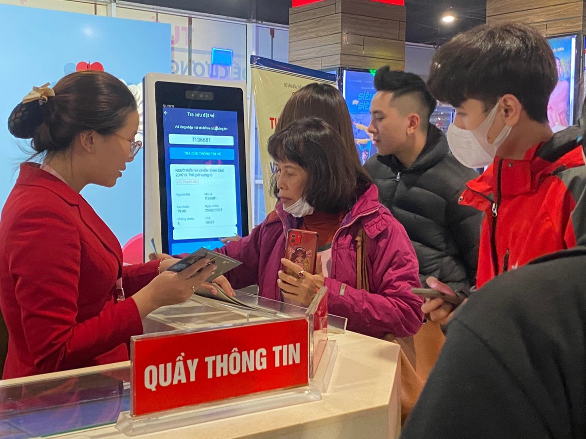 Quầy thông tin lịch chiếu các bộ phim và phát giấy mời miễn phí cho người dân