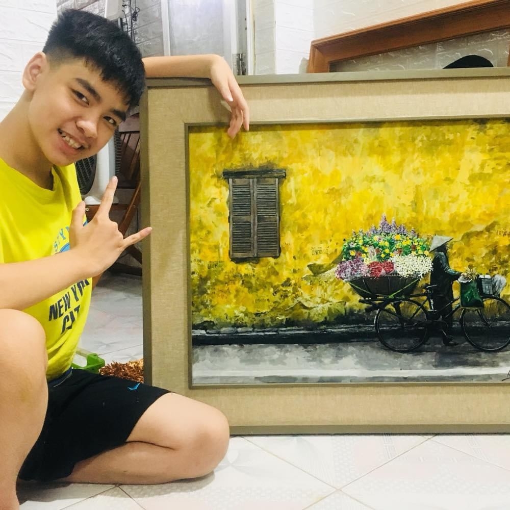 Trần Nam Long bên tác phẩm của mình
