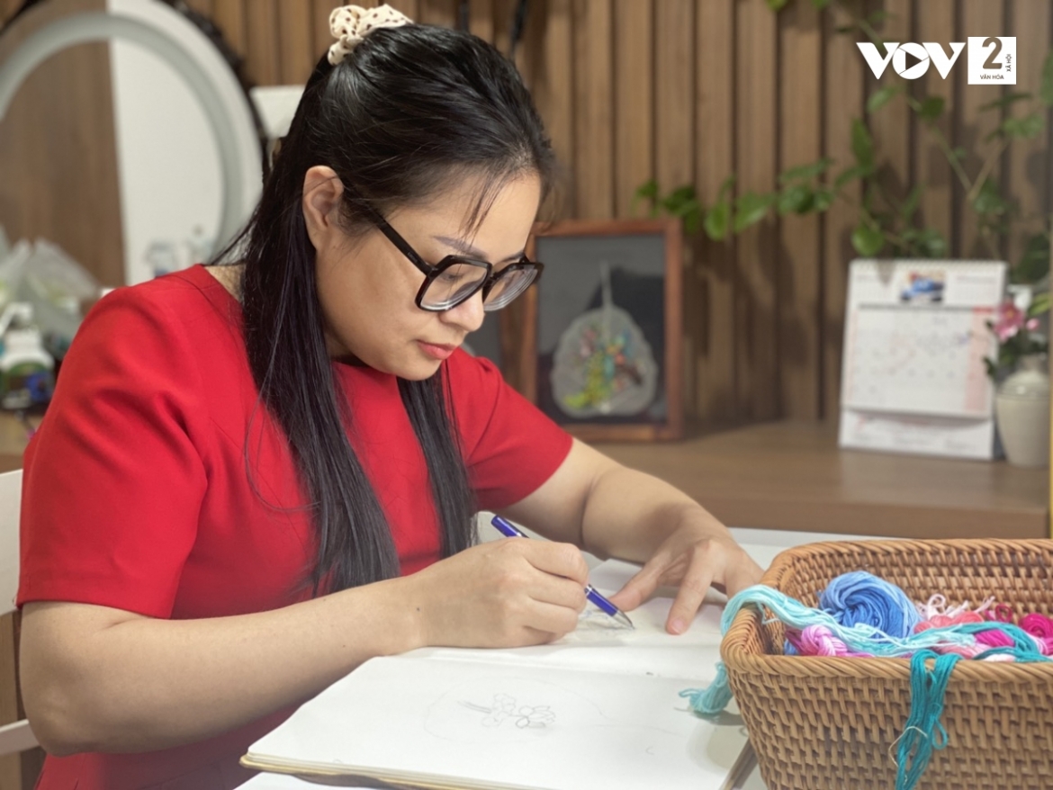 Các công đoạn được tiến hành cẩn thận từ tìm ý tưởng, phác thảo mẫu lên giấy rồi in mẫu lại lên lá bằng cách đi nét; cuối cùng là thêu.