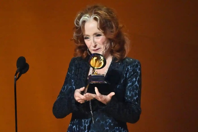 Huyền thoại âm nhạc 74 tuổi Bonnie Raitt bất ngờ khi giành giải "Ca khúc của năm".