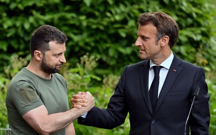 Tổng thống Pháp Zelensky (phải) và người đồng cấp Ukraine Zelensky. Ảnh: AFP.