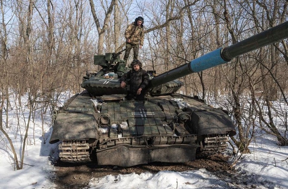 Binh lính Ukraine lái xe tăng T-64 gần Bakhmut thuộc khu vực Donetsk ngày 23/2. Ảnh: Reuters