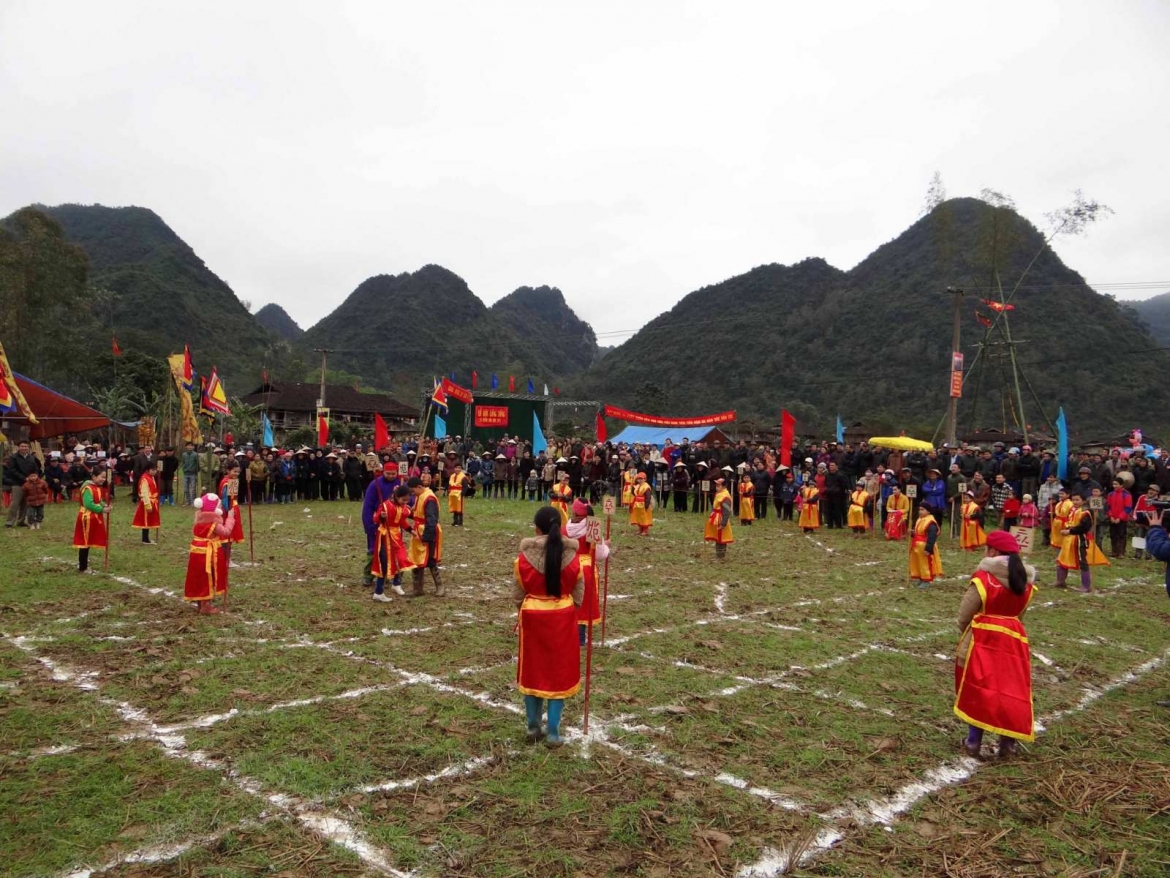 Trò chơi cờ người được tổ chức trong lễ hội Lồng tồng.