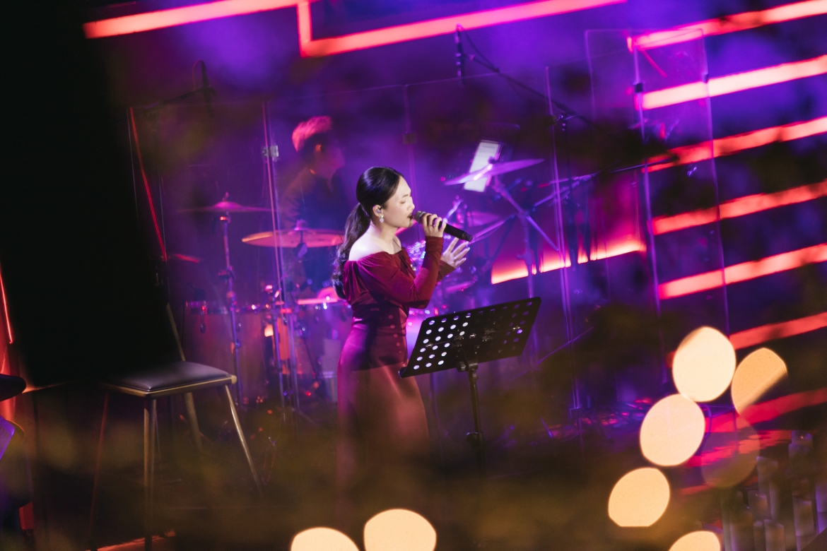 Nguyên Hà bắt đầu đêm nhạc “Bước qua mùa cô đơn”. Ảnh: NVCC