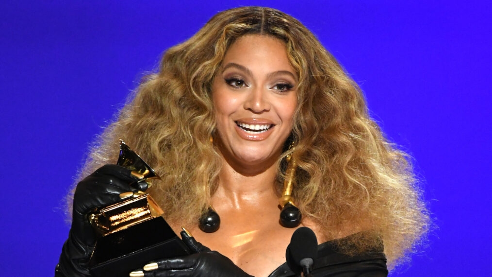 Beyoncé dẫn đầu đường đua Grammy 2023 với 10 đề cử.