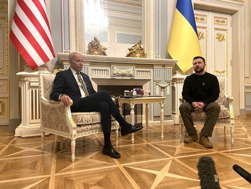 Tổng thống Mỹ Joe Biden và Tổng thống Ukraine Volodomyr Zelensky trong cuộc hội đàm hôm 20/2. Ảnh: CNN