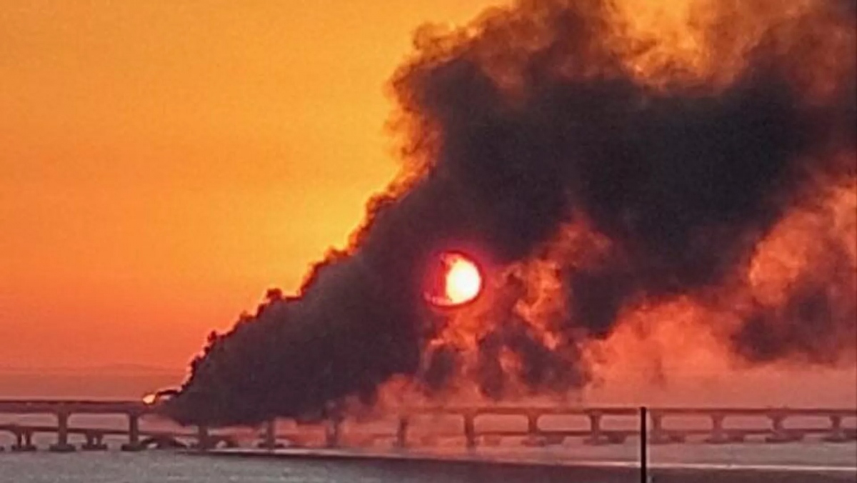 Cầu Crimea bốc cháy sau vụ đánh bom xe tải ngày 8/10/2022. Ảnh: Sputnik