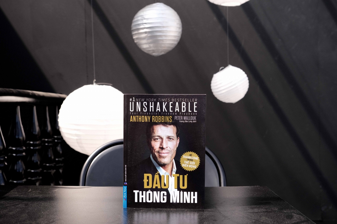 Cuốn sách "Đầu tư thông minh" của tác giả Anthony Robbins.