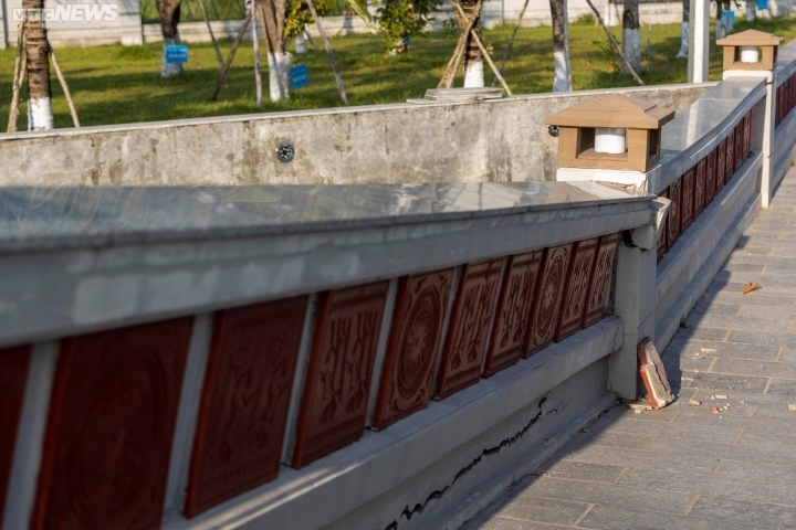 Một hạng mục phụ của công trình bị nứt, nghiêng. (Ảnh: Mỹ Hân)