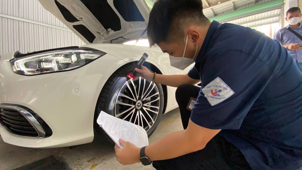 Các xe mới xuất xưởng, đạt các tiêu chuẩn khắt khe của nhà sản xuất và tiêu chuẩn Mỹ, châu Âu những vẫn phải làm đăng kiểm để được phép đi lại