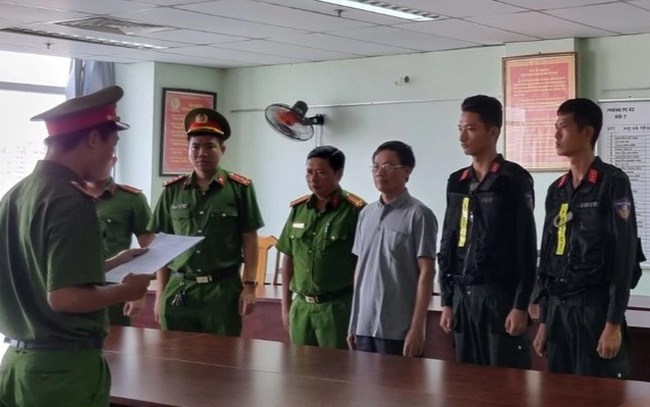 Cơ quan công an đọc lệnh bắt bị can để tạm giam đối với ông Trần Kỳ Hình, nguyên cục trưởng Cục Đăng kiểm Việt Nam