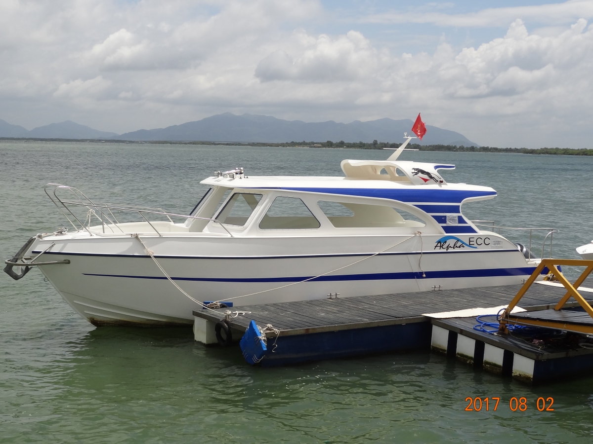 Đây là chiếc tàu Công ty cổ phần công nghệ Việt Séc đóng cho khách hàng Quảng Ninh, tính toán thiết kế sức chở 30 người nhưng giờ chỉ đăng kiểm được 12 người