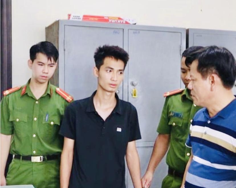 Nguyễn Trường Giang (áo đen) là chủ quán trà sữa đã đánh, nhốt bé 3 tuổi vào tủ đông lạnh.