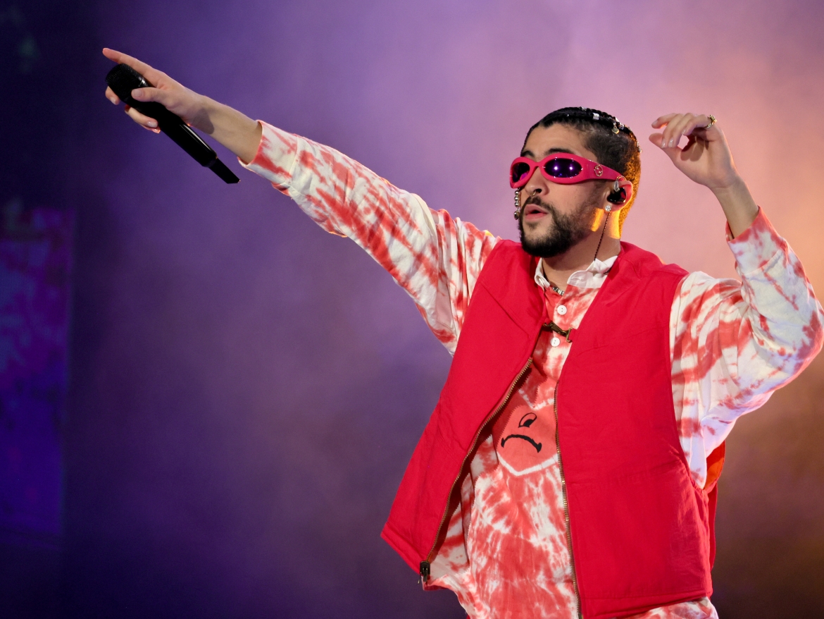 Bad Bunny, nghệ sĩ đã đạt được thành công đáng kể về mặt thương mại vào năm 2022, được đề cử ở ba hạng mục, trong đó có "Album hay nhất".