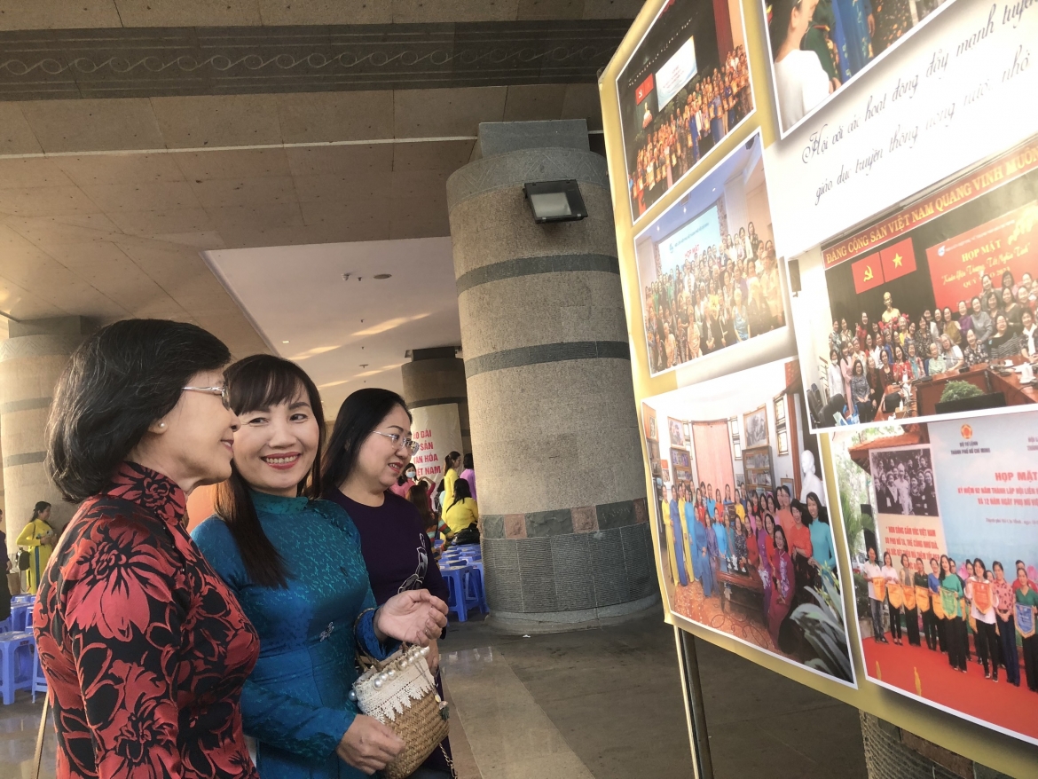 Các đại biểu tham quan triển lãm ảnh về sự phát triển của TP.HCM và một số phong trào nổi bật của phụ nữ TP.