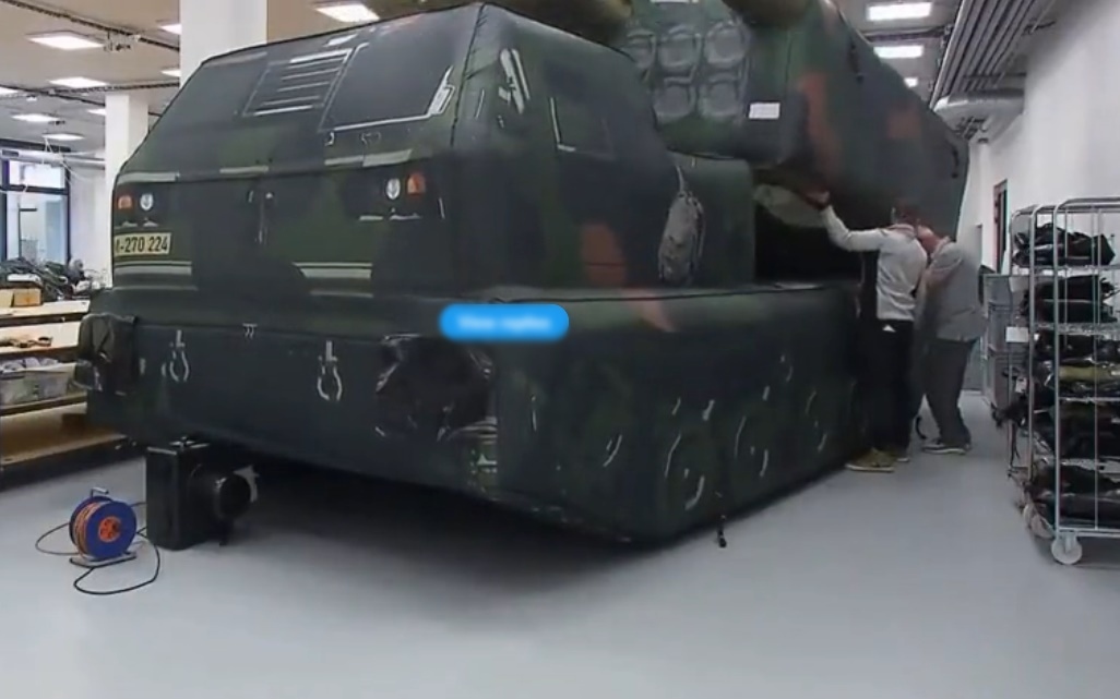 Hình nộm vũ khí cung cấp cho Ukraine trong xưởng sản xuất. Ảnh: Super Nova Plus.