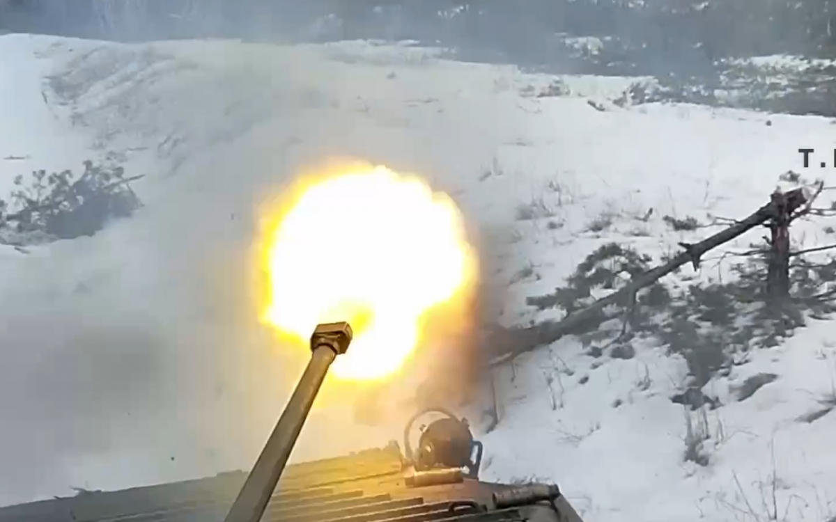 Hỏa lực lính dù Nga giao chiến với quân Ukraine. Ảnh: Frontov.