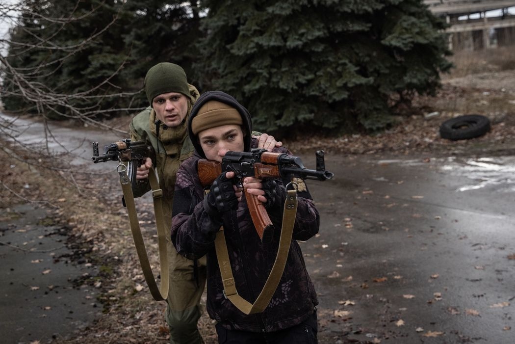 Huấn luyện viên hướng dẫn dân thường Kiev trong khóa huấn luyện quân sự. Ảnh: Getty