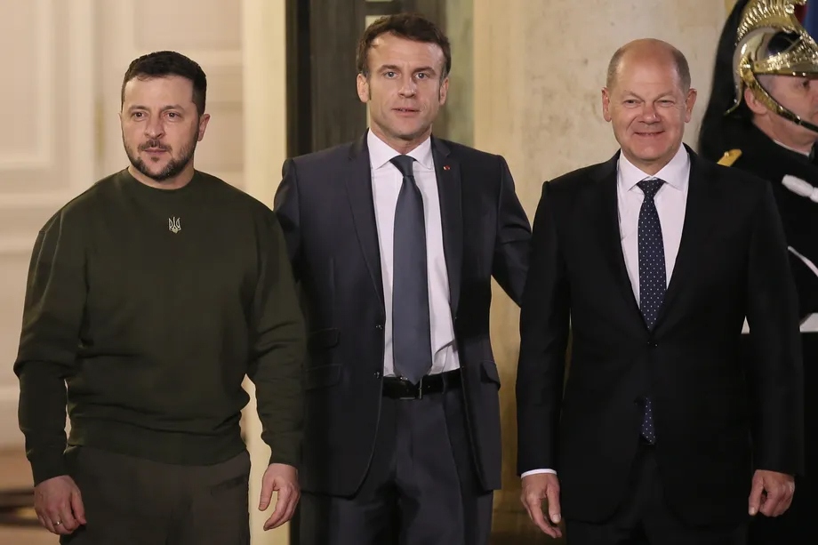 Tổng thống Pháp Emmanuel Macron và tiếp đón Tổng thống Ukraine Volodymyr Zelensky và Thủ tướng Đức Olaf Scholz tại Điện Elysee, Ảnh: Anadolu Agency/Getty Images