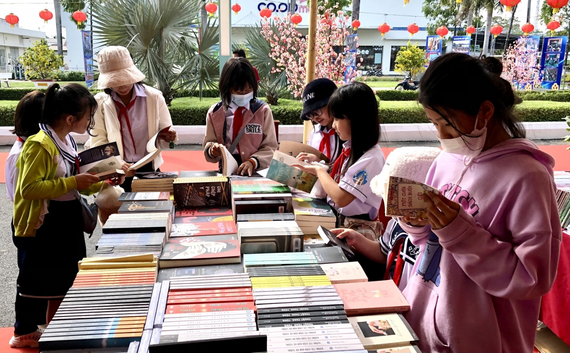Đường sách ở Tao đàn Chiêu Anh Các tại Hà Tiên thu hút đông đảo bạn nhỏ đến đọc sách.