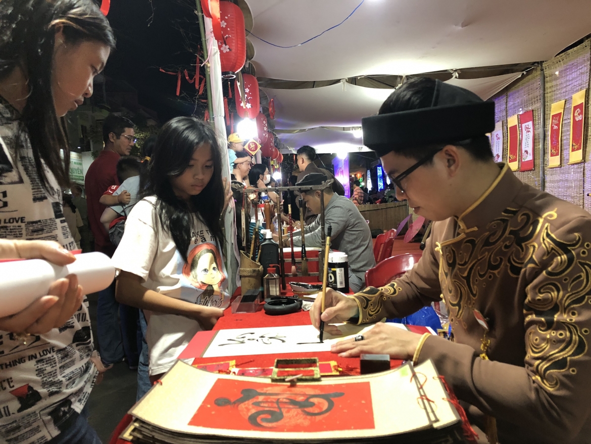 Du khách đến tham gia các sự kiện của Lễ hội Tao đàn Chiêu Anh Các năm 2023.