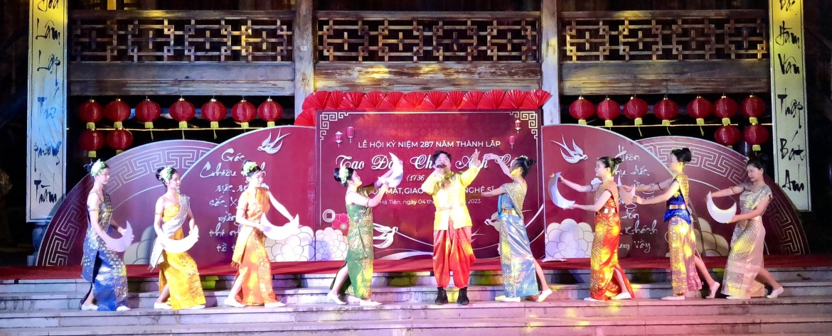 Các bài hát và điệu múa truyền thống của đồng bào Khmer đã tạo nên không khí rộn ràng, vui tươi của ngày hội.