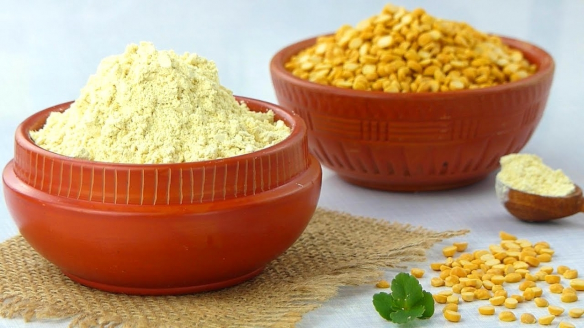 Bột gram chứa các đặc tính chữa bệnh và có khả năng tẩy tế bào chết. Để thực hiện, bạn hãy trộn hỗn hợp 3 thìa bột gram, 1 thìa yến mạch nghiền, 2 thìa bột ngô với sữa tươi. Dùng hỗn hợp này để mát-xa lên mặt và chờ cho nó khô hoàn toàn trước khi rửa sạch. Bạn có thể thực hiện các này một hoặc hai lần một tuần./.