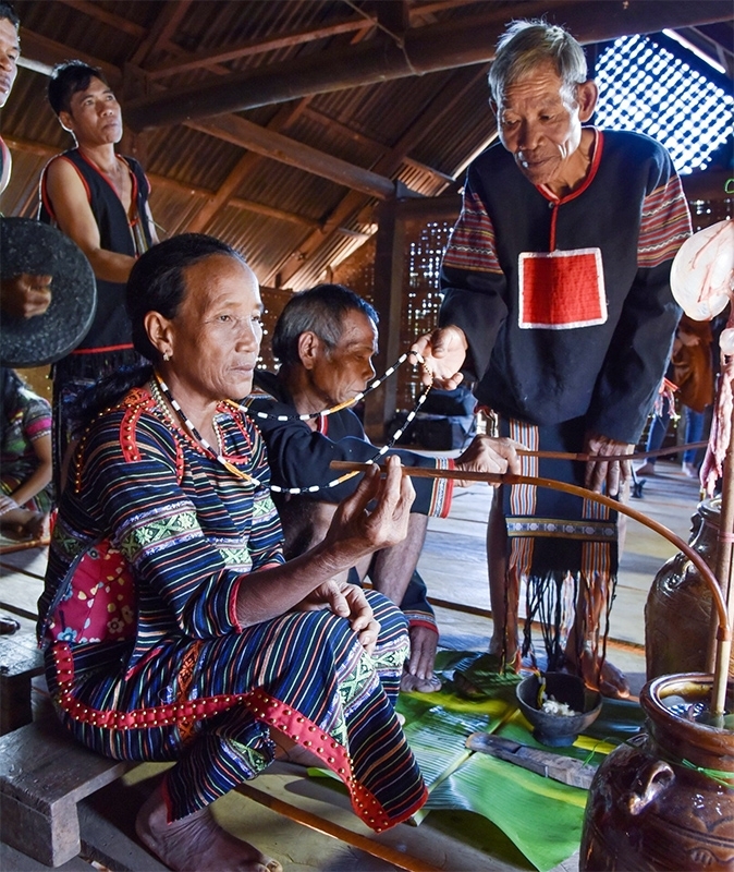 Thầy cúng Y-Krai Čil đang cúng mừng thọ