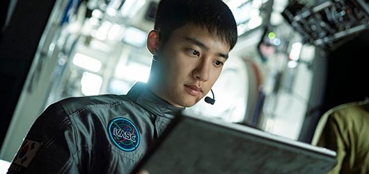 "The Moon" kể về một người đàn ông bị bỏ lại giữa không gian vũ trụ rộng lớn sau một tai nạn và một người khác ở Trái đất đang tìm cách đưa anh trở về an toàn.