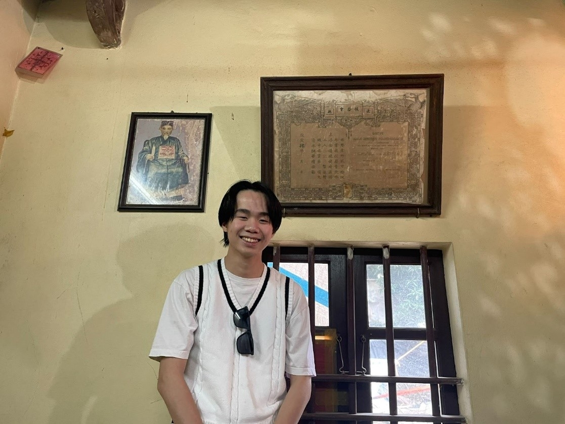 Founder của L'ARLÉSĪENNE bên cạnh bằng nghệ nhân của Nghệ nhân Ninh Ký