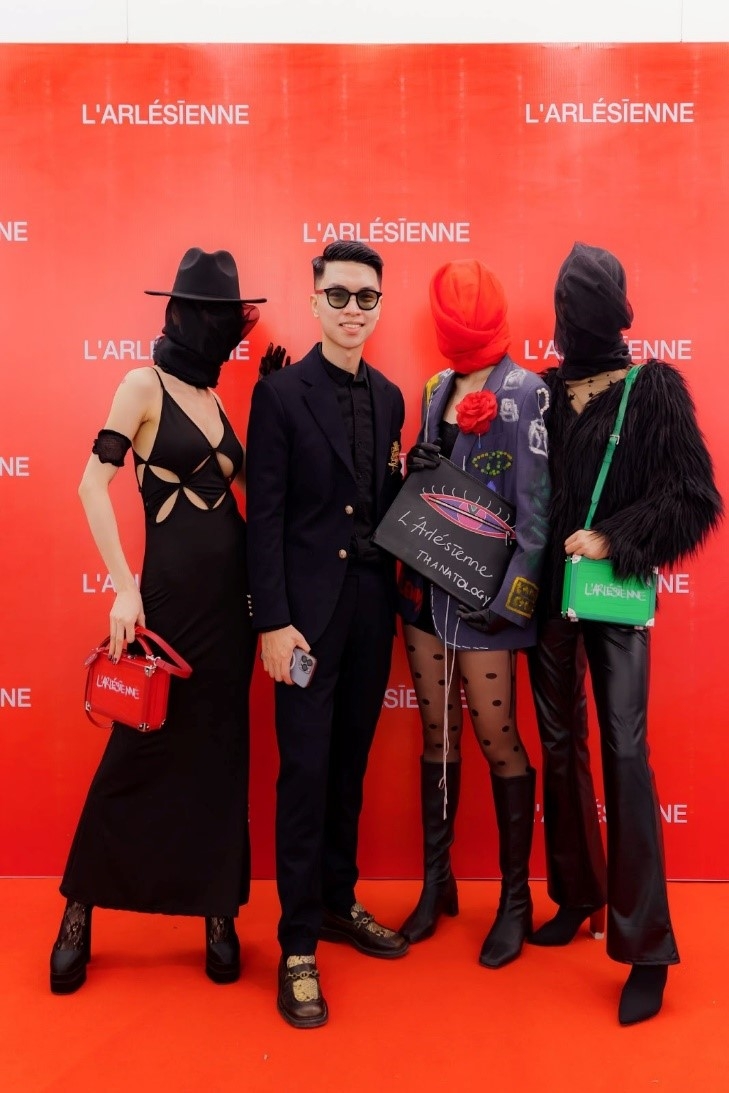 Đạo diễn catwalk Stylist Duy Nguyễn và người mẫu