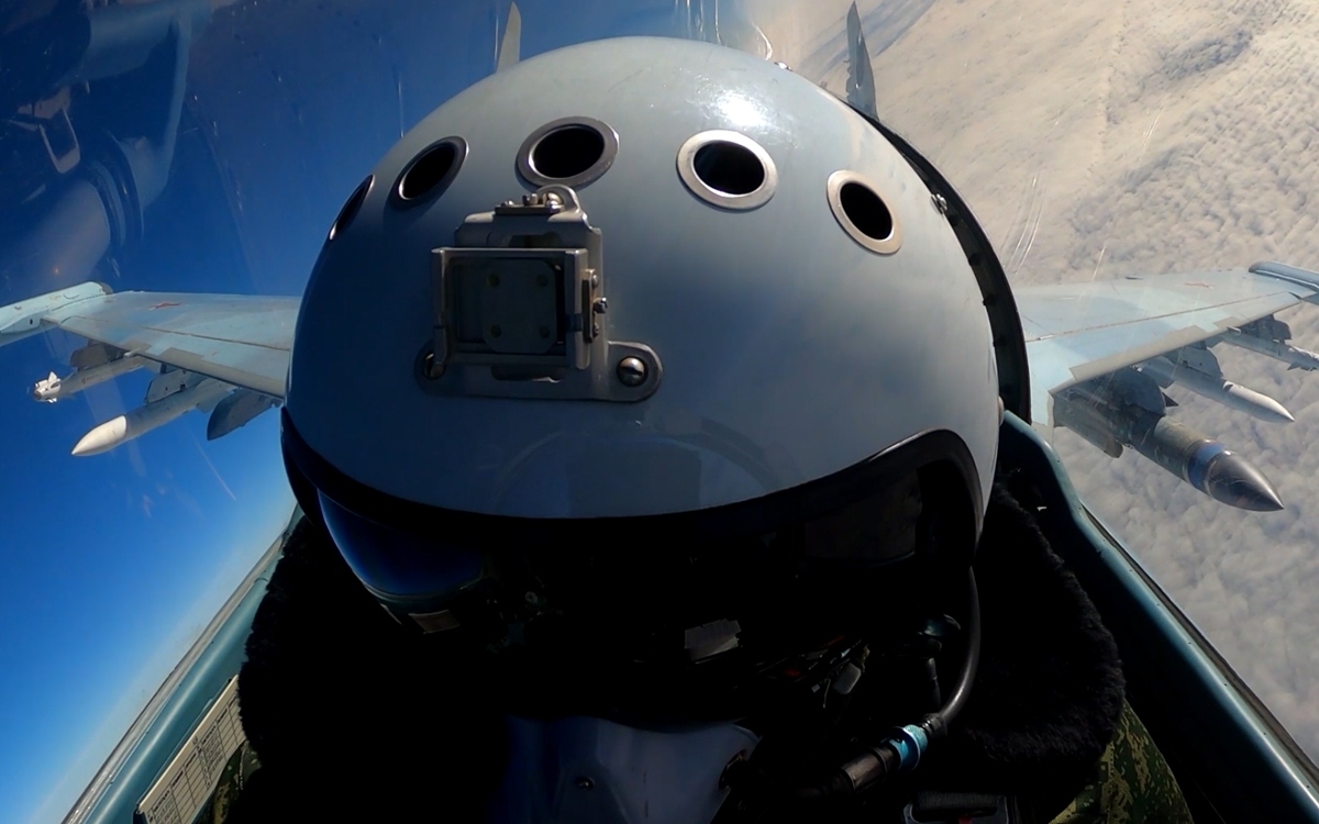 Phi công Nga trong buồng lái tiêm kích Su-35. Ảnh: Bộ Quốc phòng Nga.