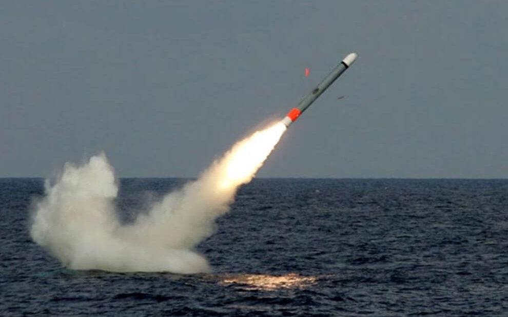 Tên lửa Tomahawk phóng từ tàu ngầm. Ảnh: Raytheon.