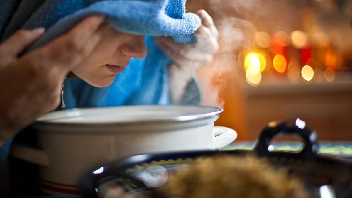 Xông hơi để loại bỏ độc tố: Các chuyên gia da liễu gợi ý bạn có thể xông hơi để làm dịu các tổn thương trên da, kích thích đào thải độc tố khi toát mồ hôi. Ảnh minh họa