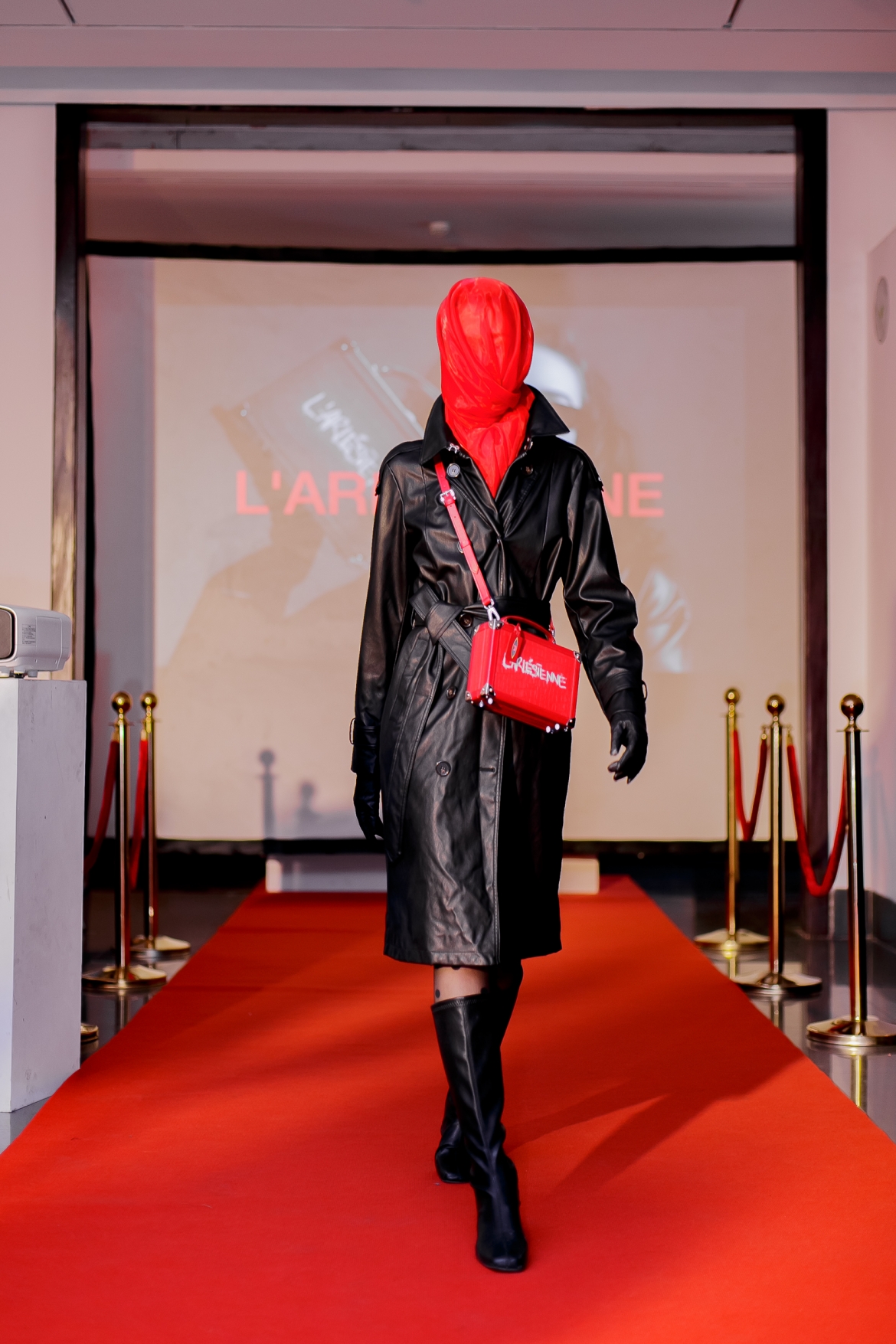 Màn trình diễn tại runway của L'ARLÉSĪENNE