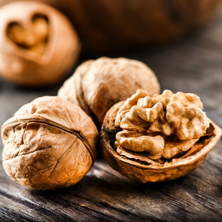 Quả óc chó là một chất tẩy tế bào chết tuyệt vời cho da do kết cấu, vitamin và sự giàu chất chống oxy hóa của chúng. Chúng khá hiệu quả trong việc loại bỏ dầu thừa, tế bào da chết, bụi bẩn. Trước tiên, bạn lấy một nắm quả óc chó xay nhuyễn cùng mật ong. Sau đó, mát-xa mặt trong vài phút với hỗn hợp tẩy tế bào chết này, rồi rửa lại bằng nước sạch.