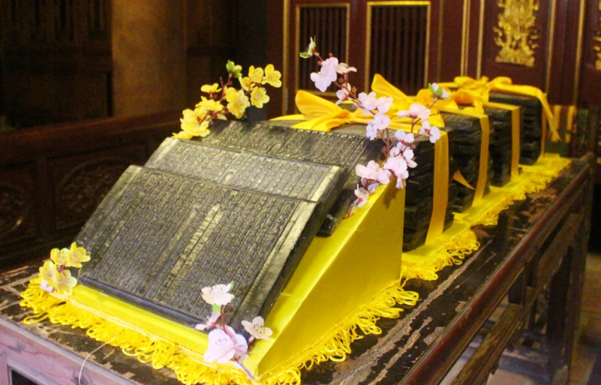 Bộ mộc bản có niên đại hàng trăm năm được rước lên tới Chùa Thượng, đỉnh Tây Yên Tử, có kích thước mỗi mộc bản khoảng 35 cm x 22 cm được làm bằng gỗ thị.