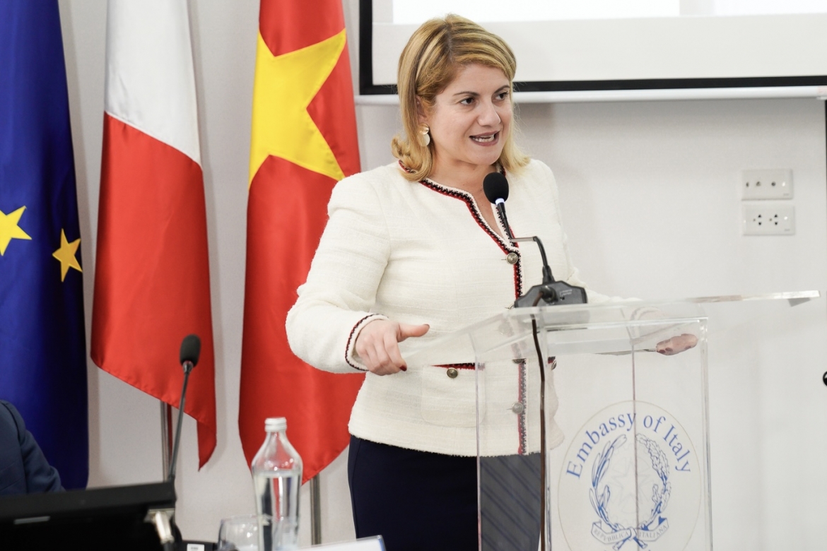 Bà Maria Tripodi, Thứ trưởng Bộ Ngoại giao và Hợp tác Quốc tế Italy phát biểu tại sự kiện.