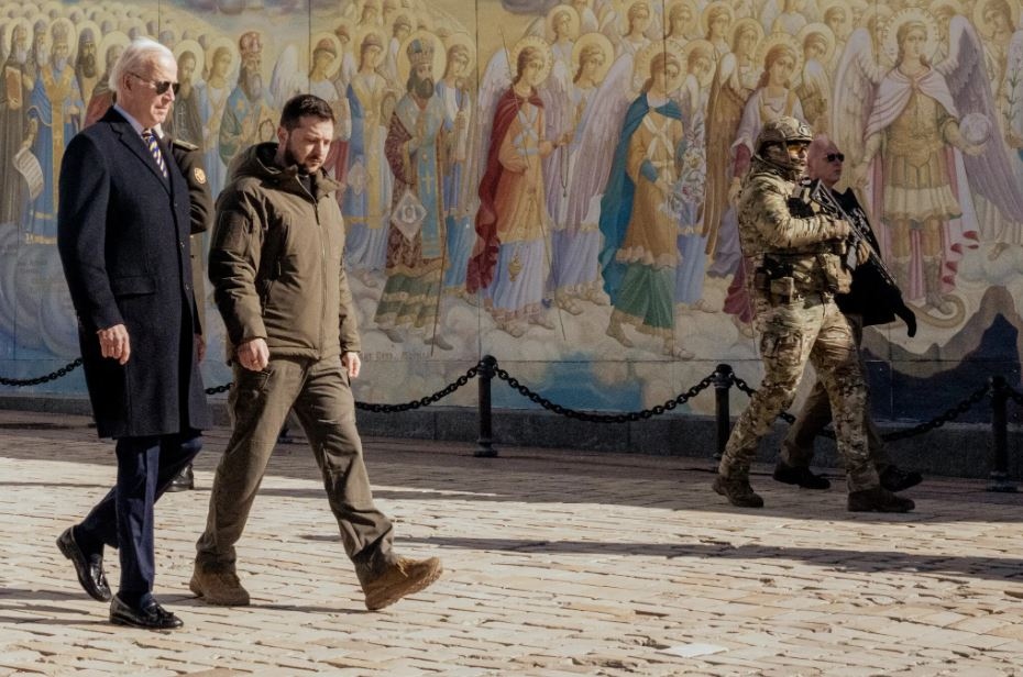 Tổng thống Mỹ Joe Biden và Tổng thống Ukraine Volodymyr Zelensky tại Kiev ngày 20/2. Ảnh: New York Times